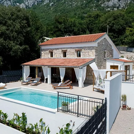 Casa Di Nika - Charmante Steinvilla Mit Beheiztem Pool By Interhome