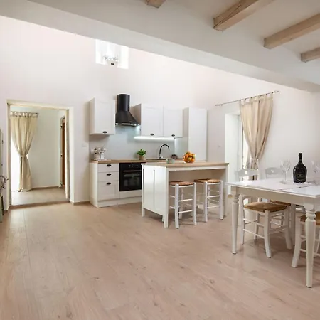 Casa Di Nika - Charmante Steinvilla Mit Beheiztem Pool By Interhome *