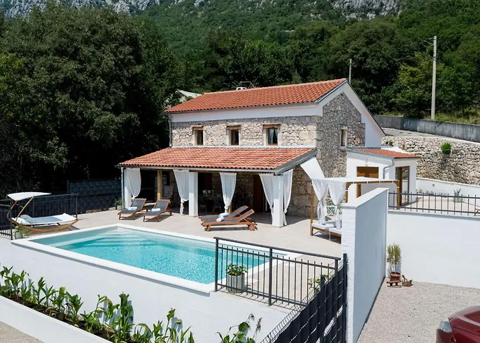 Casa Di Nika - Charmante Steinvilla Mit Beheiztem Pool By Interhome