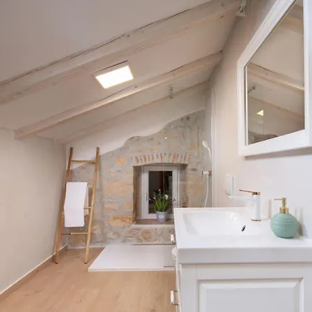 Casa Di Nika - Charmante Steinvilla Mit Beheiztem Pool By Interhome