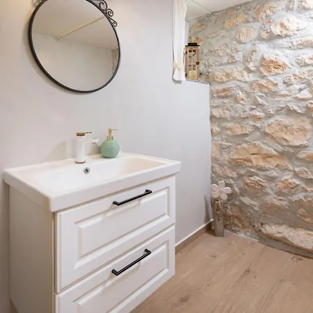 Holiday home Casa Di Nika - Charmante Steinvilla Mit Beheiztem Pool By Interhome