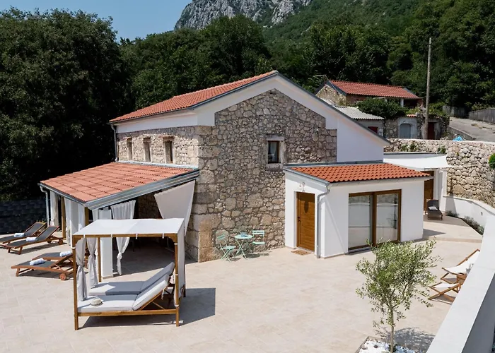 Casa Di Nika - Charmante Steinvilla Mit Beheiztem Pool By Interhome