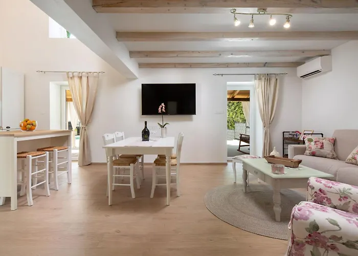 Casa Di Nika - Charmante Steinvilla Mit Beheiztem Pool By Interhome *