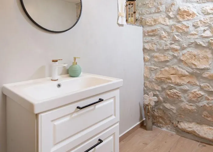 Holiday home Casa Di Nika - Charmante Steinvilla Mit Beheiztem Pool By Interhome